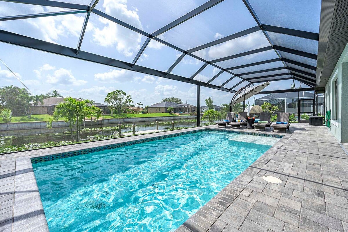 Beheizter Salzwasserpool mit Lanai, Außenküche und Blick auf den Kanal mit privatem Dock.