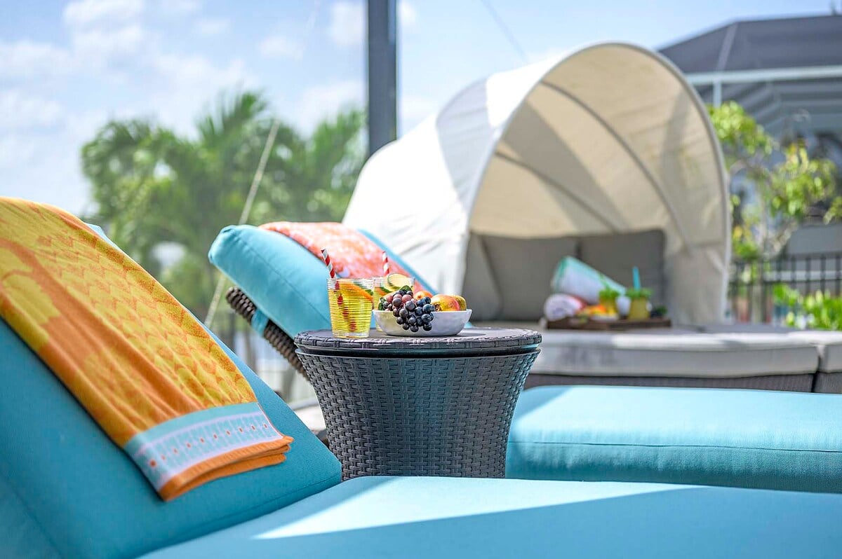 Beheizter Salzwasserpool mit Lanai und Blick auf den Kanal.