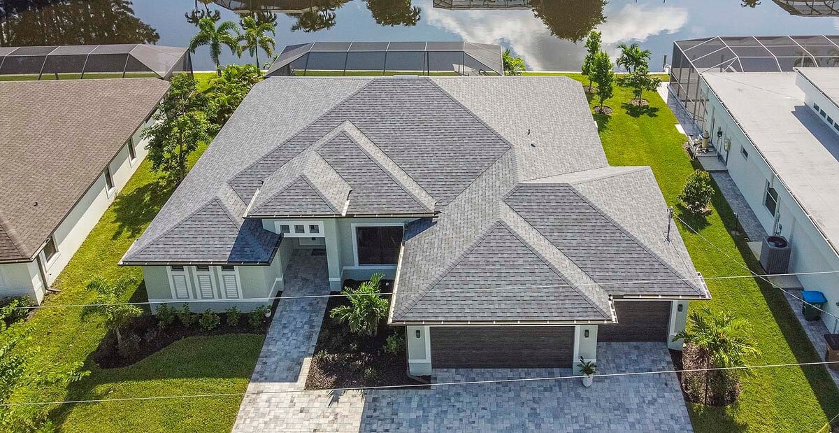 Beheizter Salzwasserpool mit Lanai, Außenküche und Blick auf den Kanal mit privatem Dock.