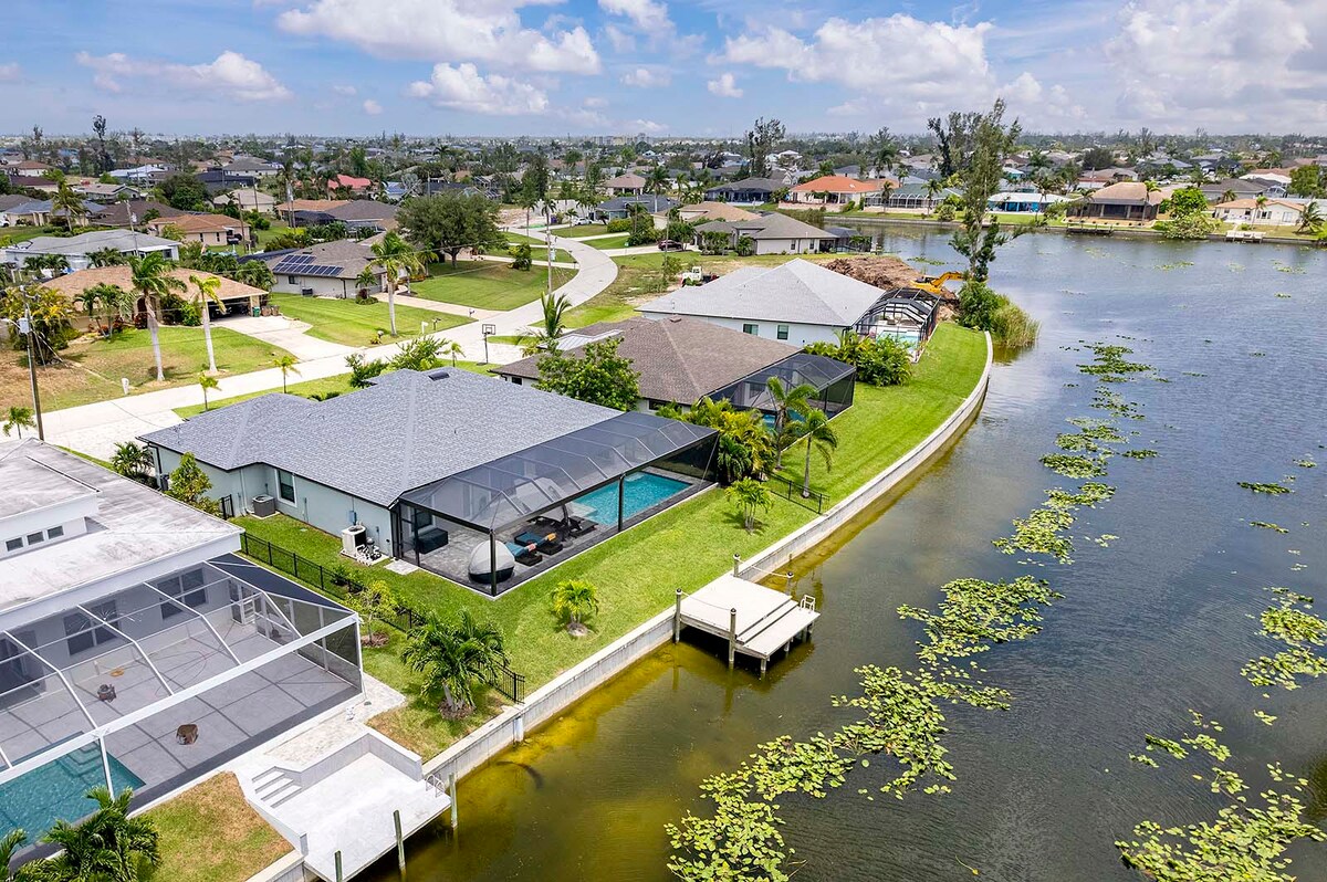 Beheizter Salzwasserpool mit Lanai und Blick auf den Kanal.