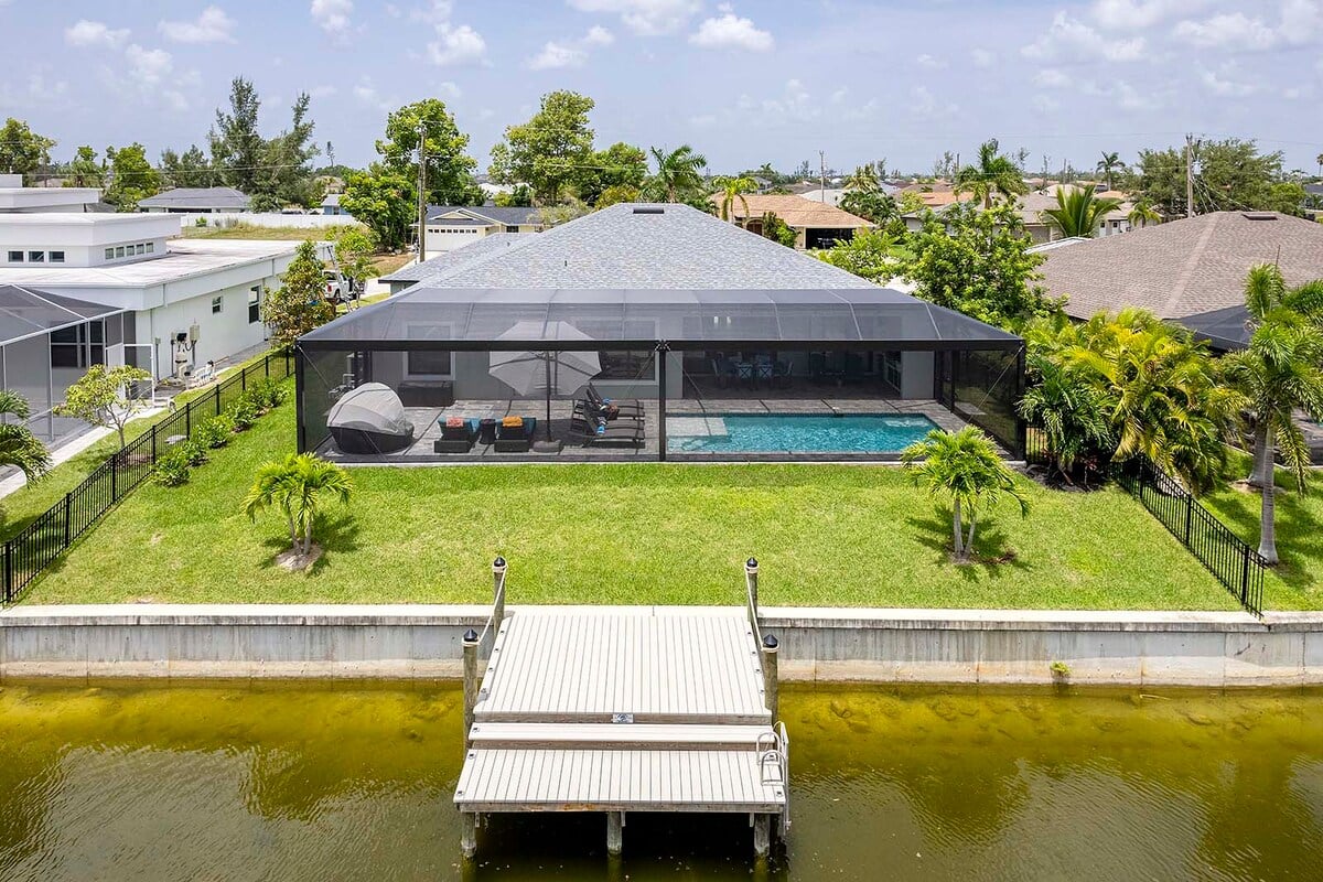 Beheizter Salzwasserpool mit Lanai und Blick auf den Kanal.