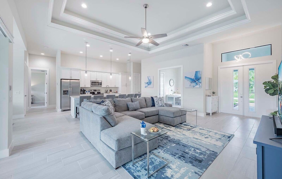 Beheizter Salzwasserpool mit Lanai, Außenküche und privatem Bootsdock am Kanal.