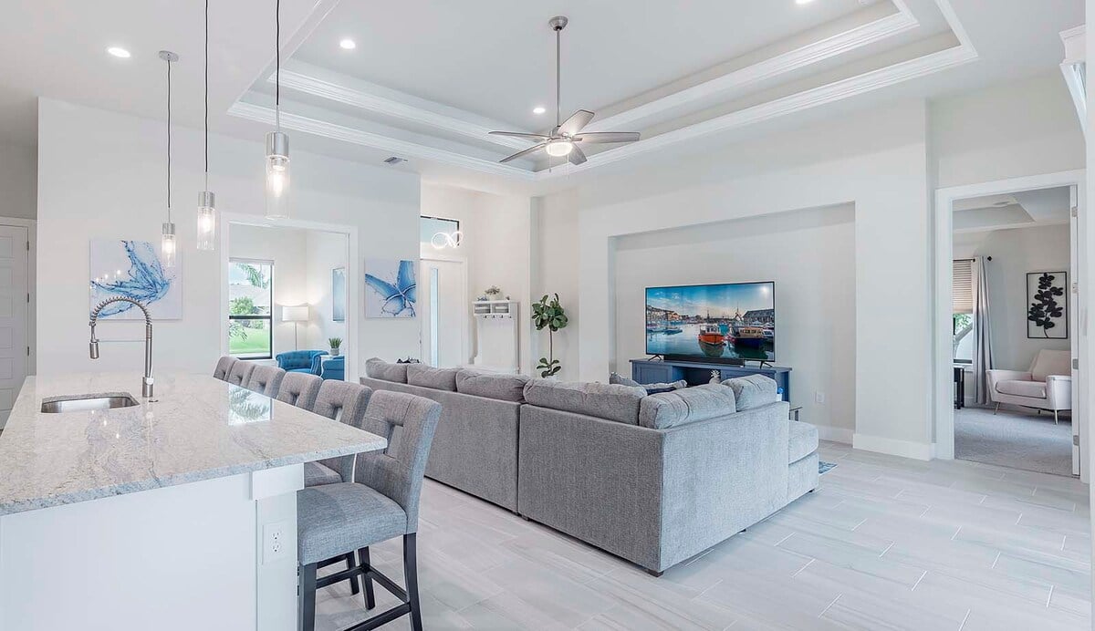 Beheizter Salzwasserpool mit Blick auf den Kanal und privatem Bootsdock.