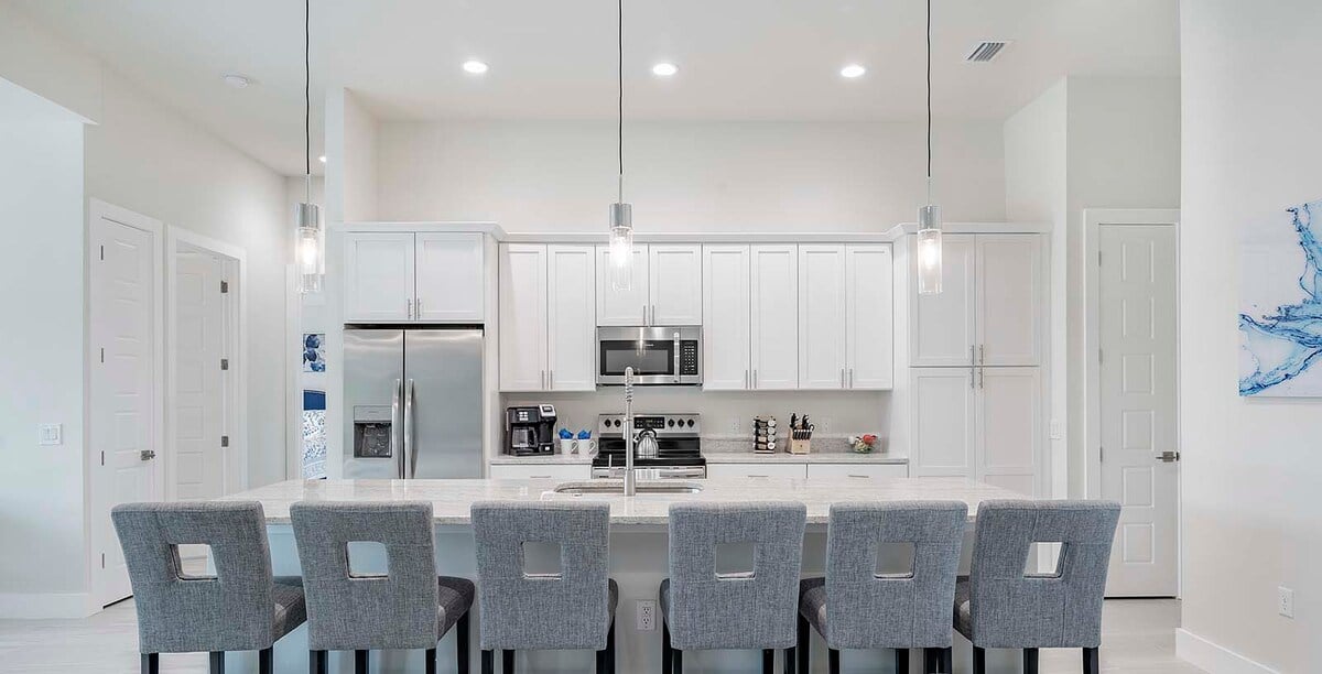 Beheizter Salzwasserpool mit Lanai und Blick auf den Kanal.