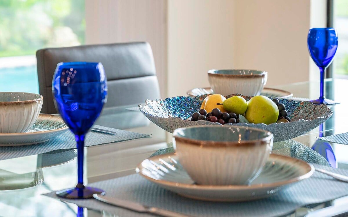 Beheizter Salzwasserpool mit Lanai, Außenküche und Blick auf den Kanal.
