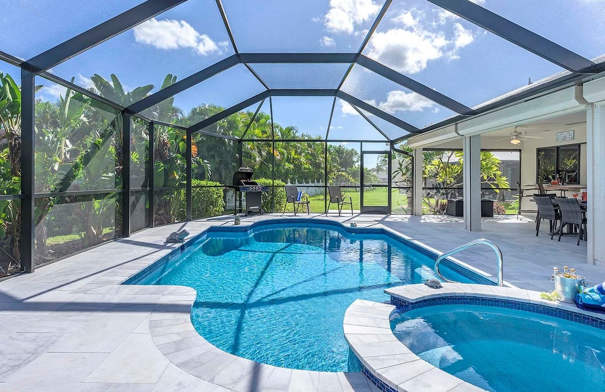 Privater Poolbereich mit Lanai, Sitzplätzen und TV im Außenbereich.