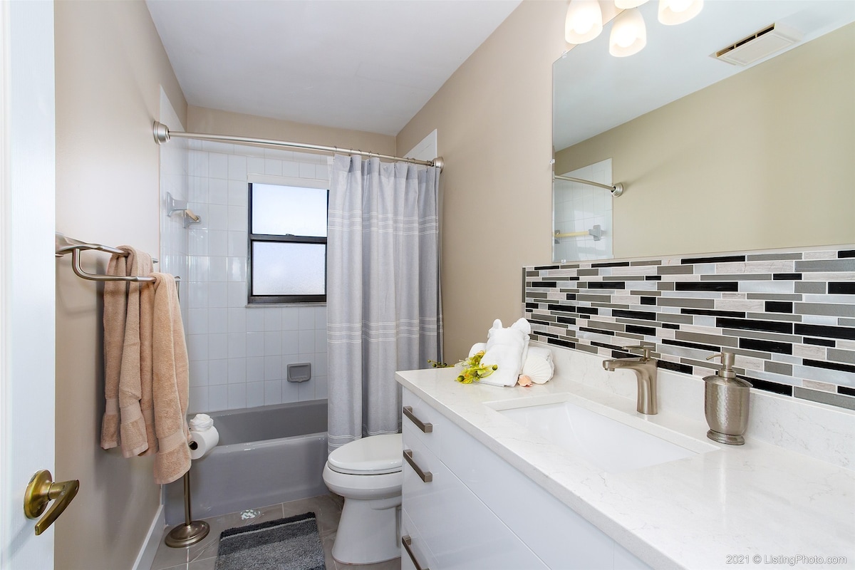 Überdachte Poolterrasse mit Fernseher und Sitzbereich im Außenbereich.