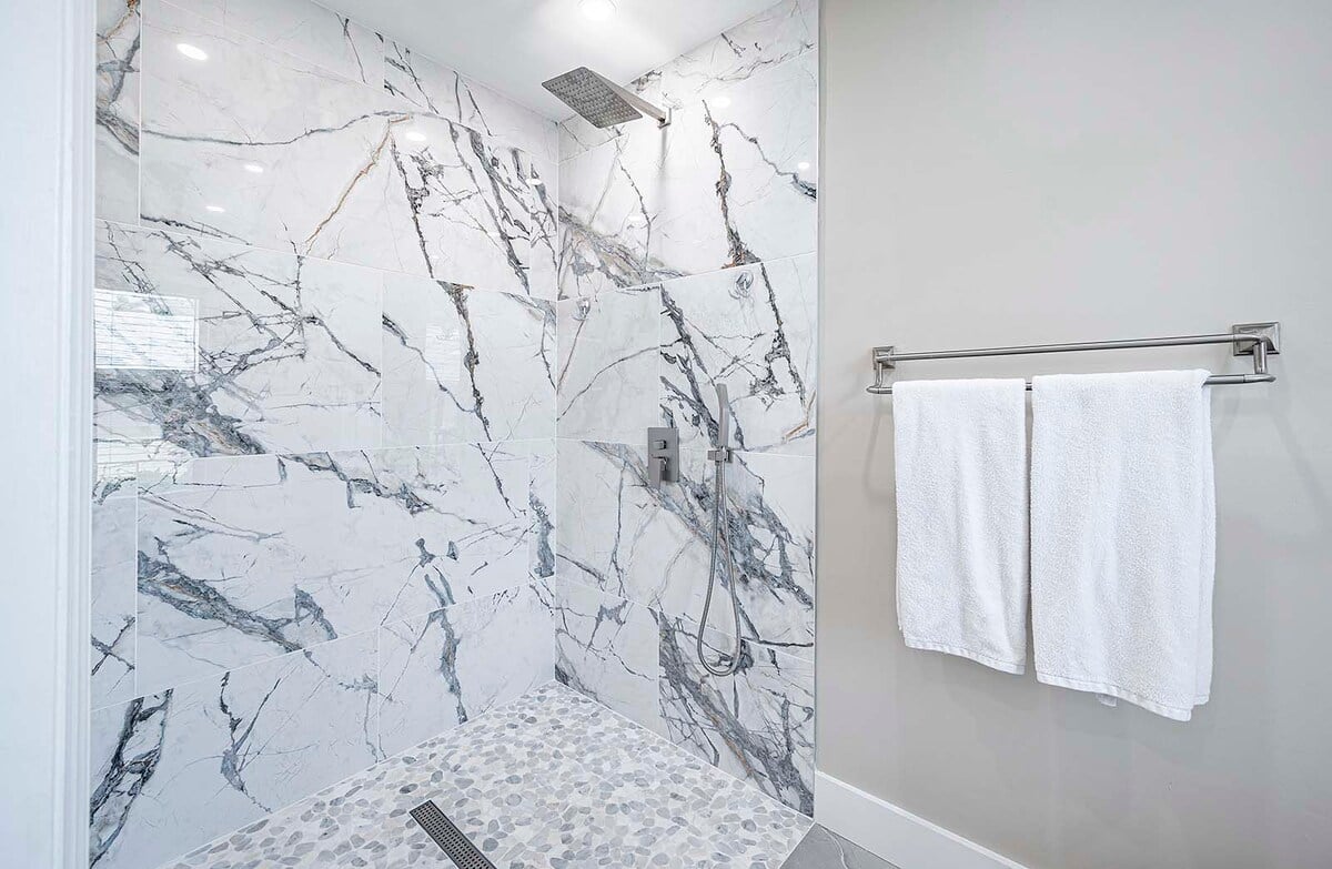 Privater Poolbereich mit Lanai, Sitzplätzen und TV im Außenbereich.