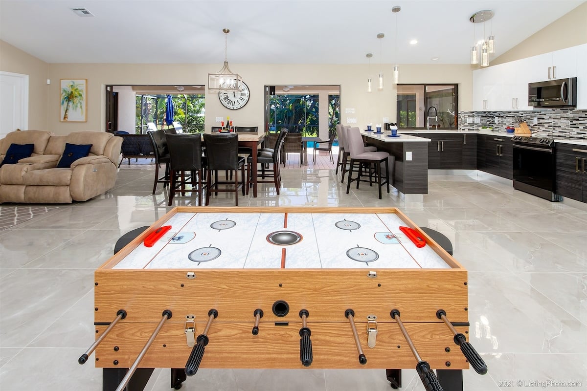 TV im überdachten Poolbereich (Lanai) mit Sitzgelegenheiten.