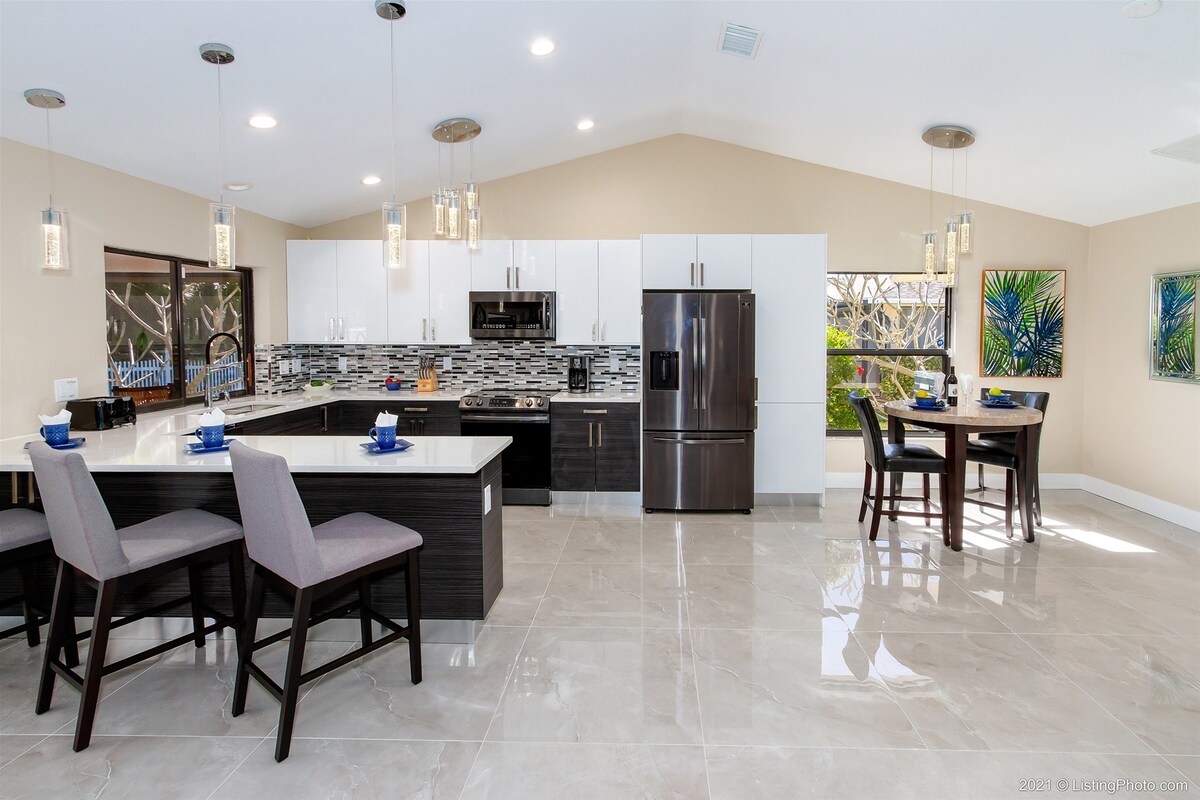 Privater Poolbereich mit Lanai, Sitzplätzen und TV im Außenbereich.