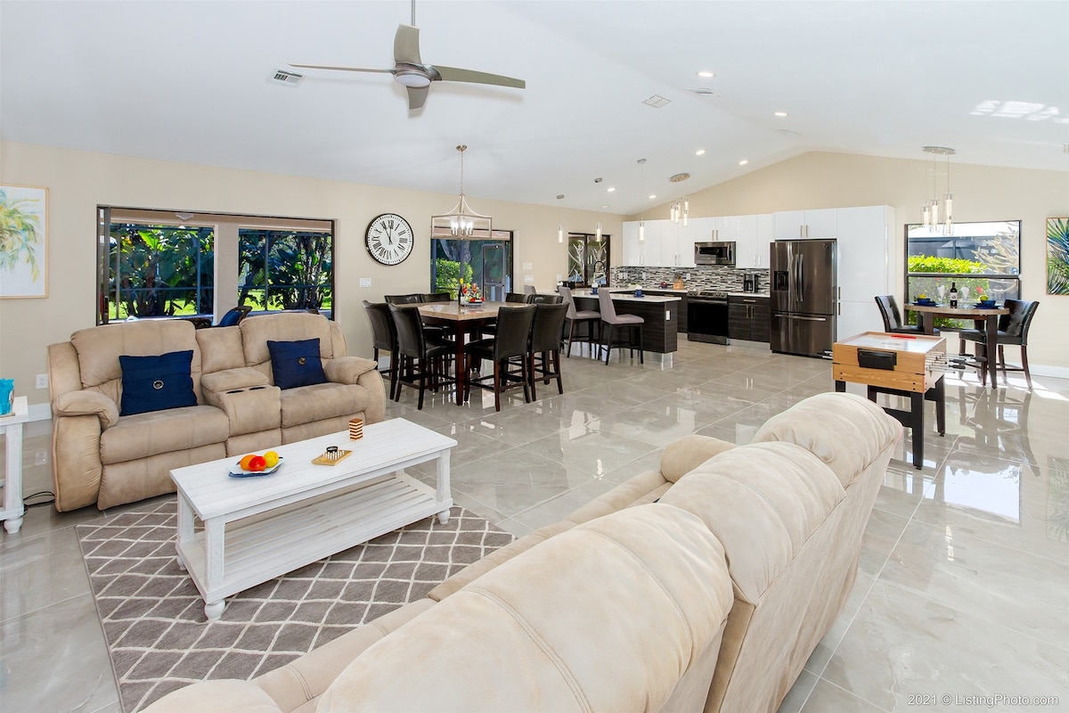 Privater Poolbereich mit Lanai, Sitzplätzen und TV.