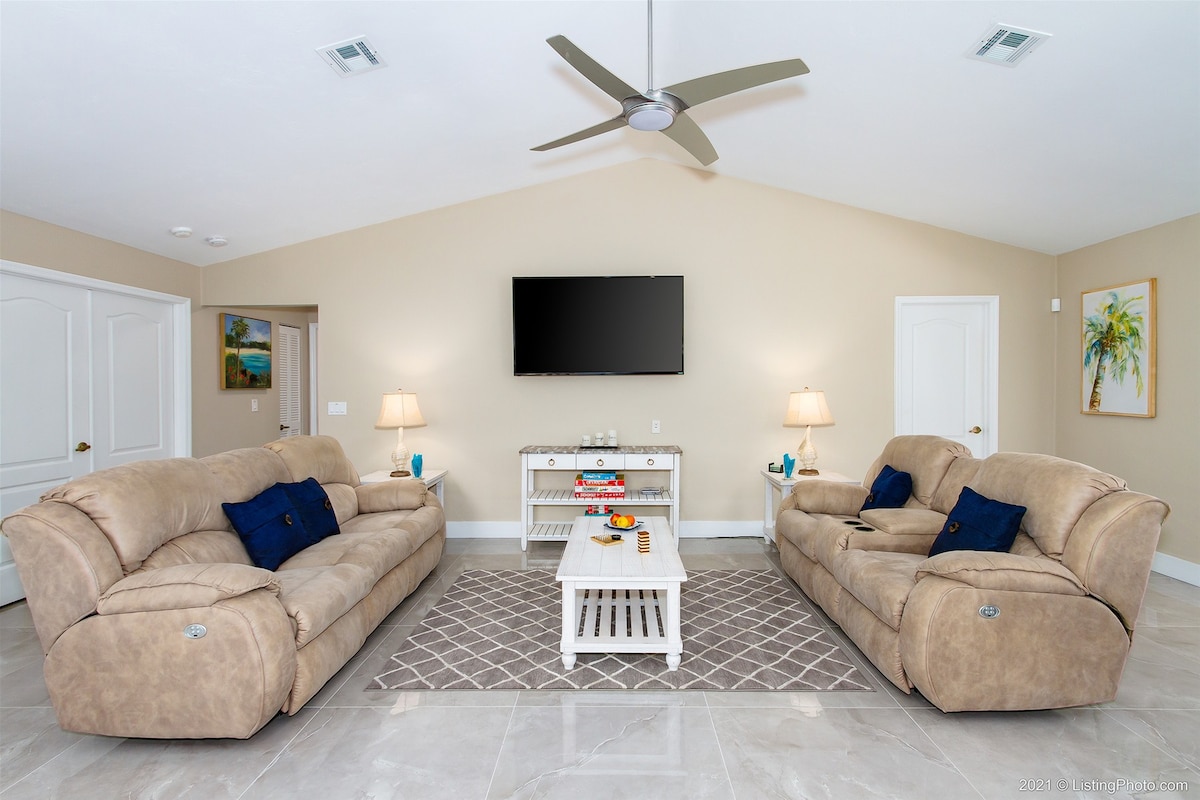 Privater Poolbereich mit überdachter Lanai, Sitzplätzen und TV.