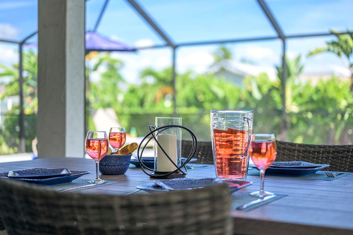 Überdachte Poolterrasse mit TV und Sitzbereich am privaten Pool.