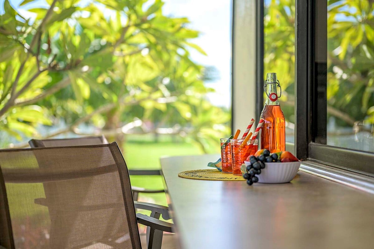 Privater Poolbereich mit Lanai, Sitzplätzen und TV im Außenbereich.