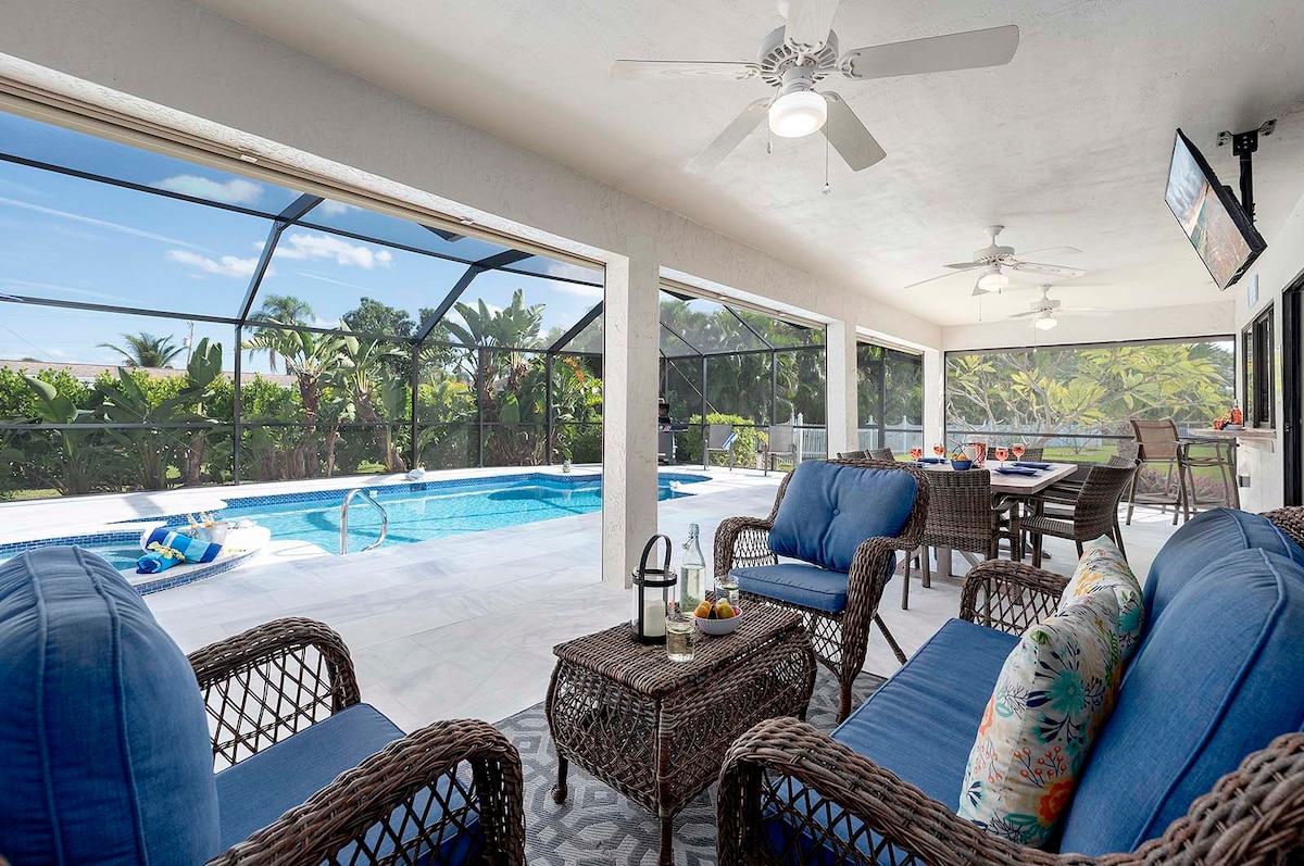 Privater Poolbereich mit überdachter Terrasse, Sitzgruppe und TV im Außenbereich.