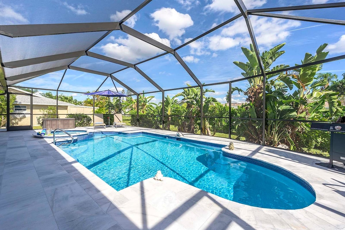 Privater Poolbereich mit überdachter Lanai, Sitzplätzen und TV.