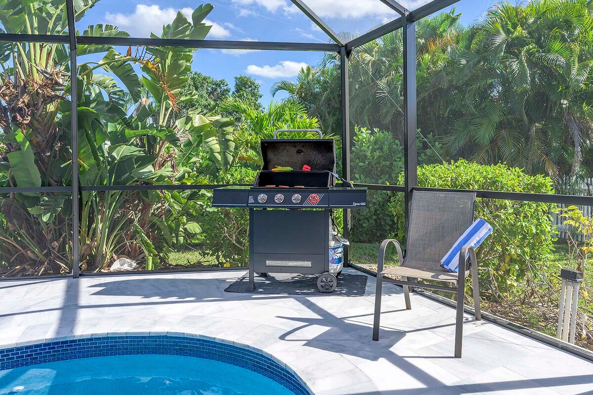 Privater Poolbereich mit Lanai, Sitzplätzen und TV im Außenbereich.