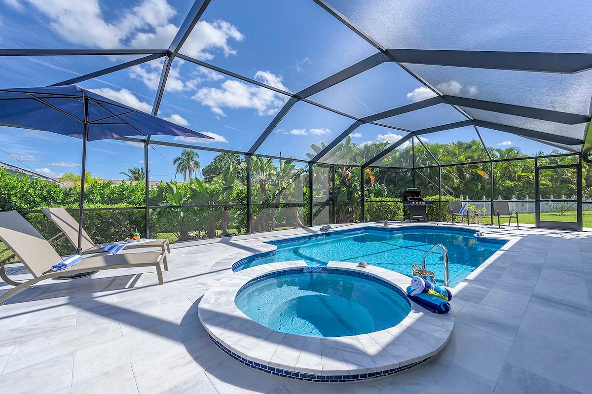 Privater Poolbereich mit Lanai, Sitzgelegenheiten und TV.