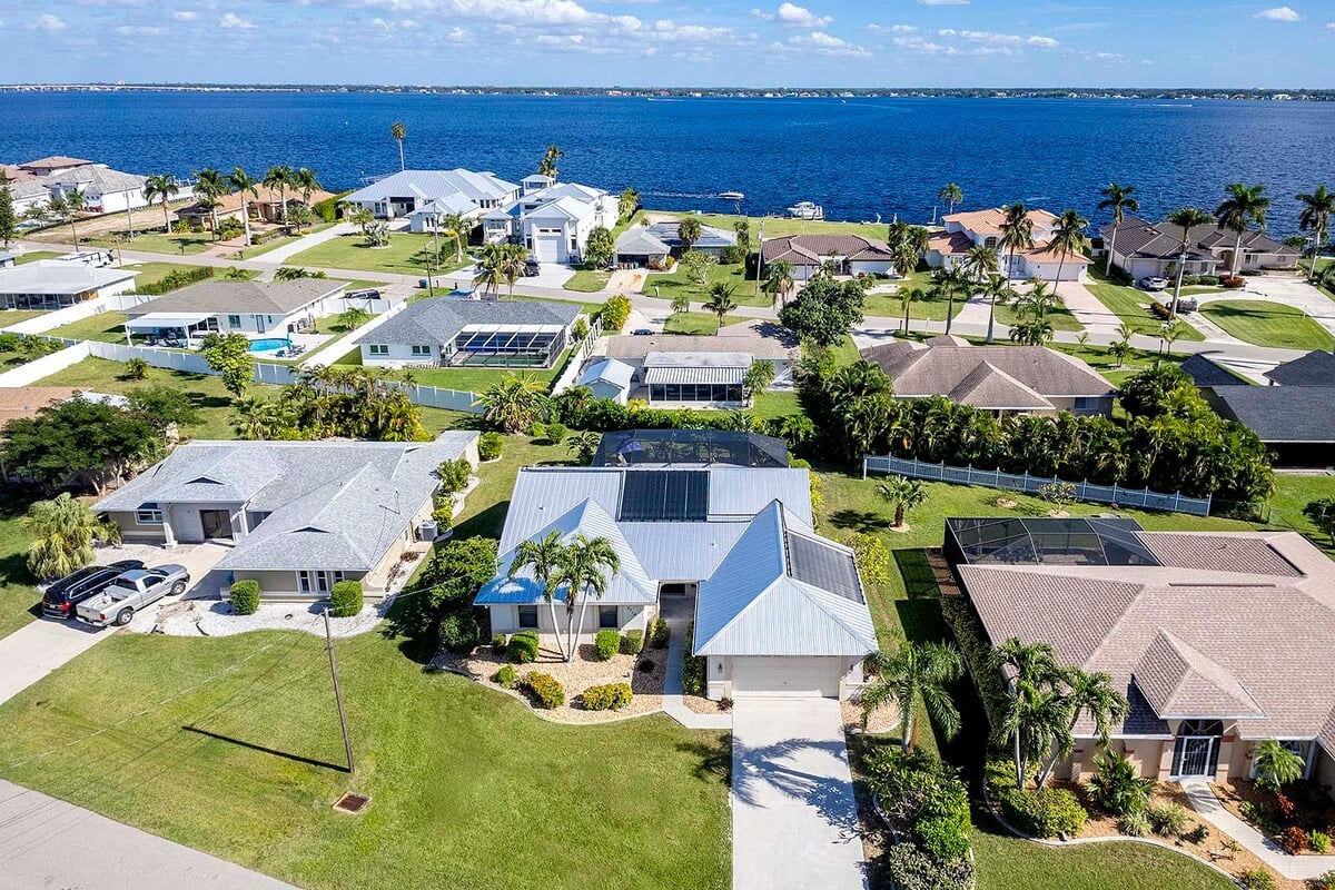 Privater Poolbereich mit Lanai, Sitzplätzen und TV im Außenbereich.
