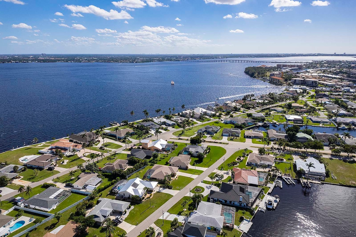Privater Poolbereich mit Lanai, Sitzplätzen und TV im Außenbereich.