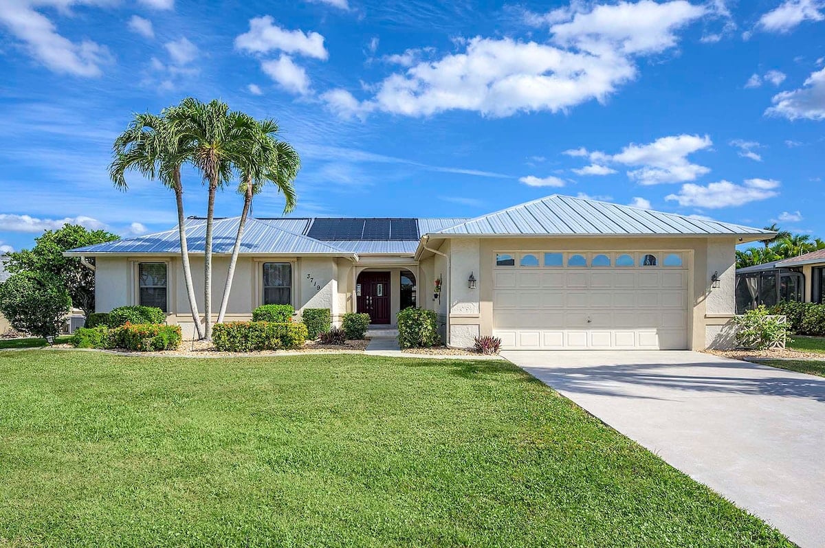 Privater Poolbereich mit Lanai, Sitzplätzen und TV im Außenbereich.