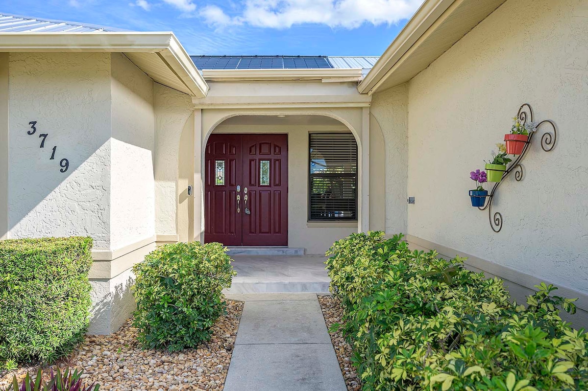 Privater Poolbereich mit Lanai, Sitzplätzen und TV im Außenbereich.