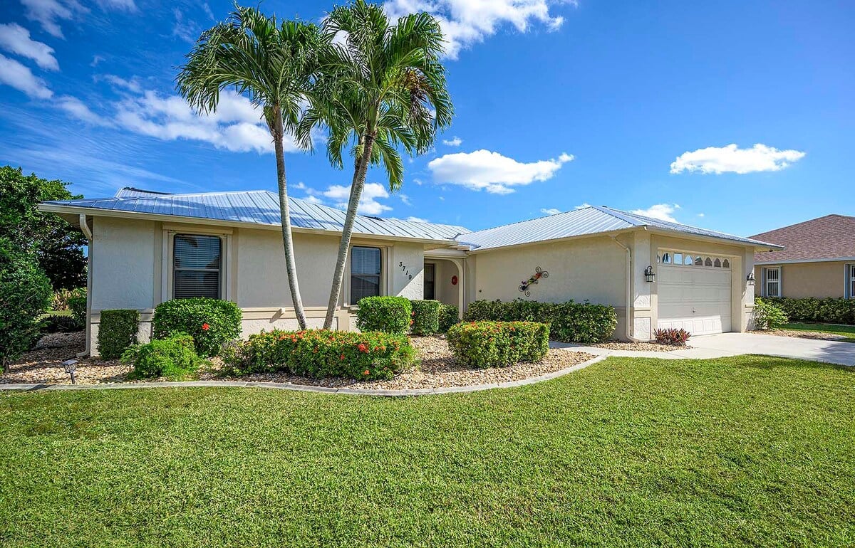 Privater Poolbereich mit Lanai, Sitzplätzen und TV im Außenbereich.