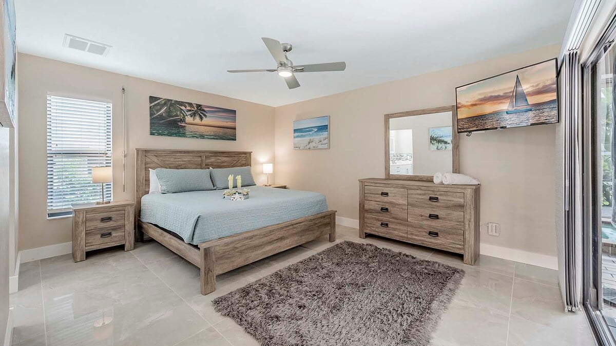 Privater Poolbereich mit überdachter Lanai, Sitzgruppe und TV.