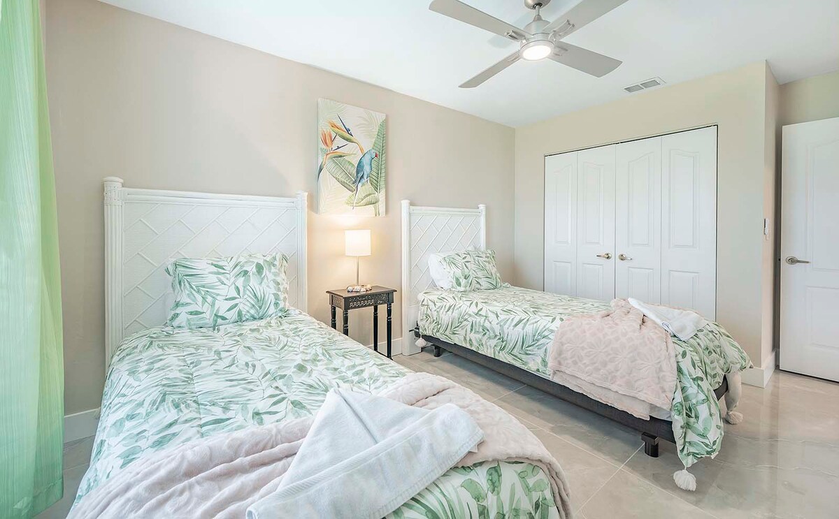 Privater Poolbereich mit Lanai, Sitzplätzen und TV im Außenbereich.