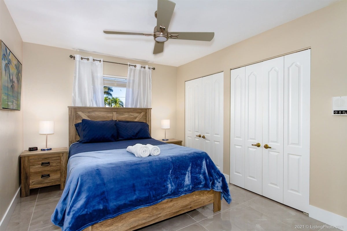 Privater Poolbereich mit überdachter Lanai, Sitzplätzen und TV.