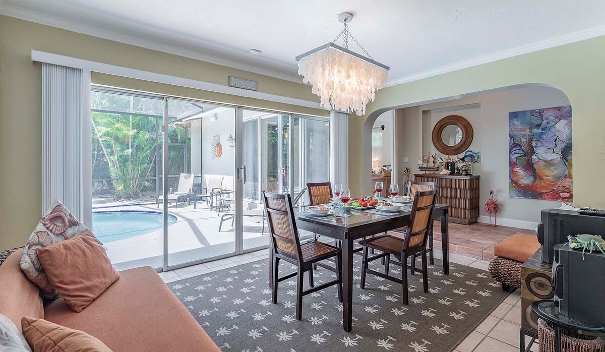 Beheizter Pool mit Sonnenliegen und TV im Poolbereich.