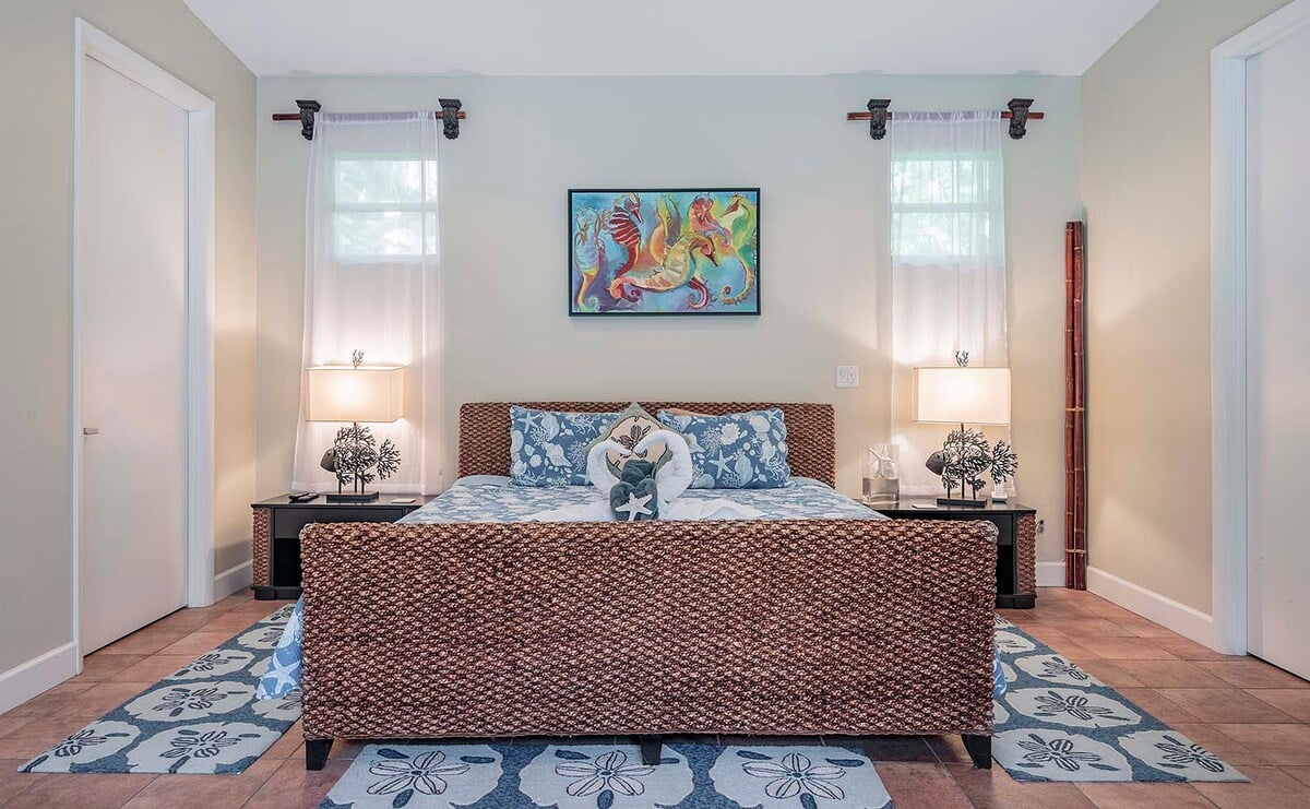 Beheizter Pool mit Sonnenliegen und TV im Außenbereich.