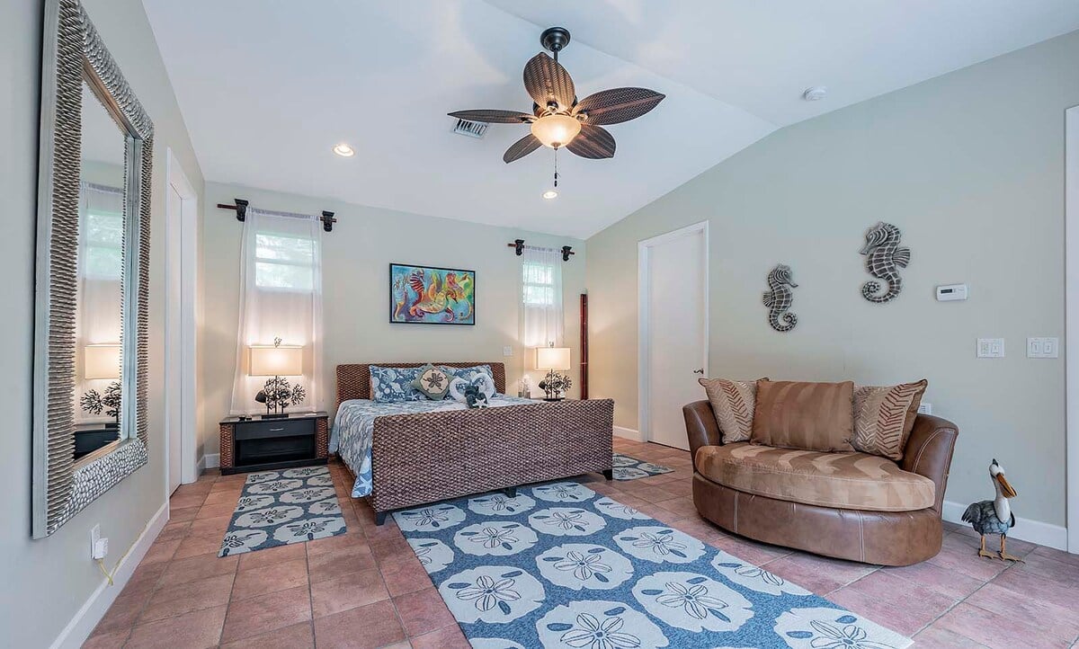 Beheizter Pool mit Sonnenliegen und TV im Poolbereich.