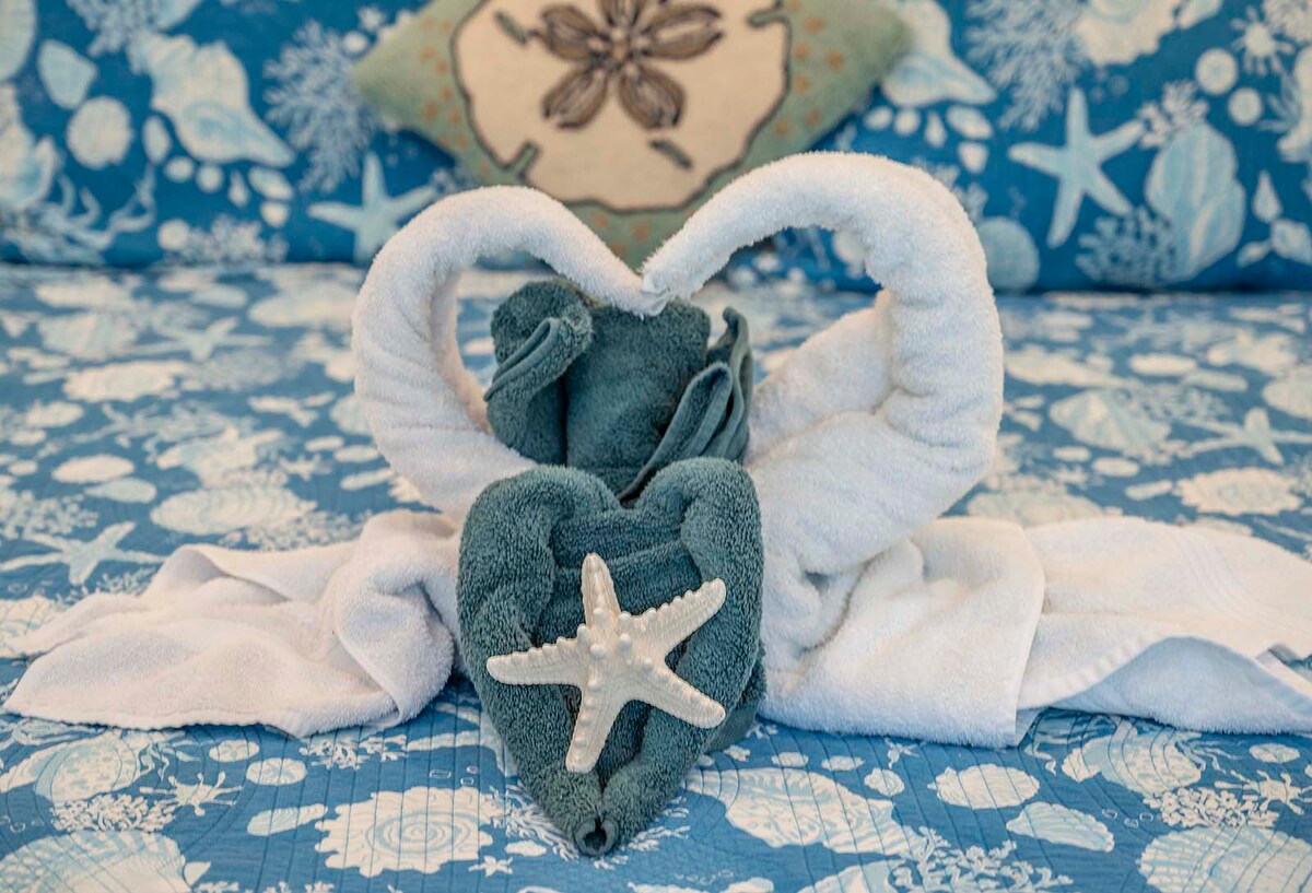 Beheizter Pool mit Sonnenliegen und TV im Poolbereich.