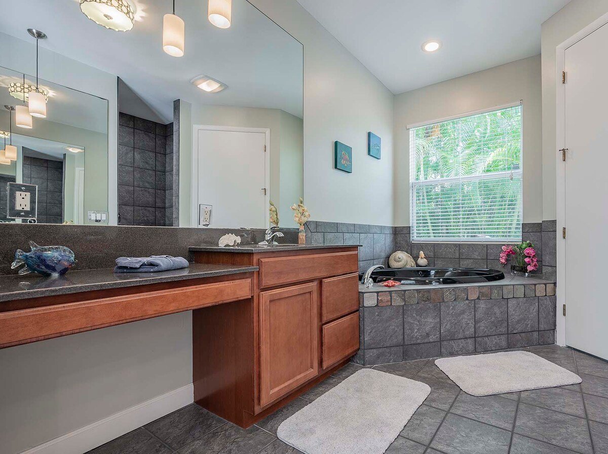 Beheizter Pool mit Sonnenliegen und TV im Poolbereich.