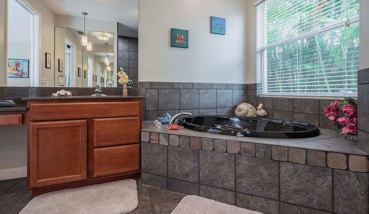 Beheizter Pool mit Sonnenliegen und TV im Poolbereich.