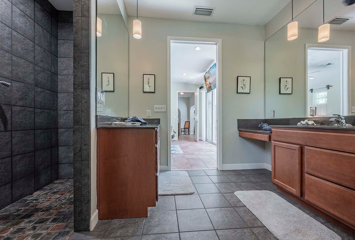 Beheizter Pool mit Sonnenliegen und TV im Poolbereich.