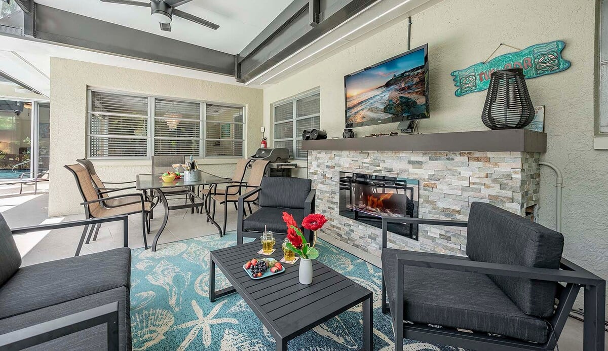 Beheizter Pool mit Sonnenliegen und TV im Poolbereich.