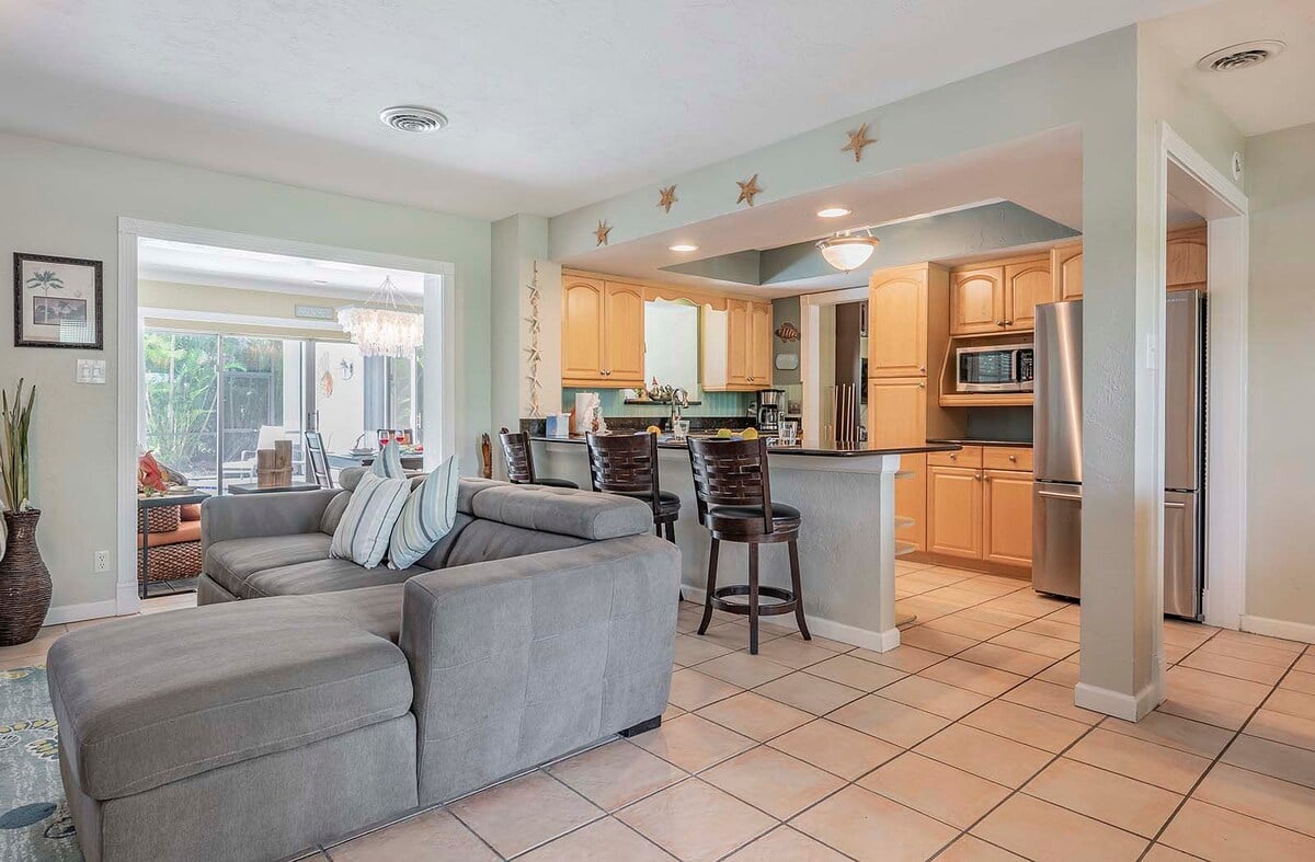 Beheizter Pool mit Sonnenliegen und TV im Außenbereich.