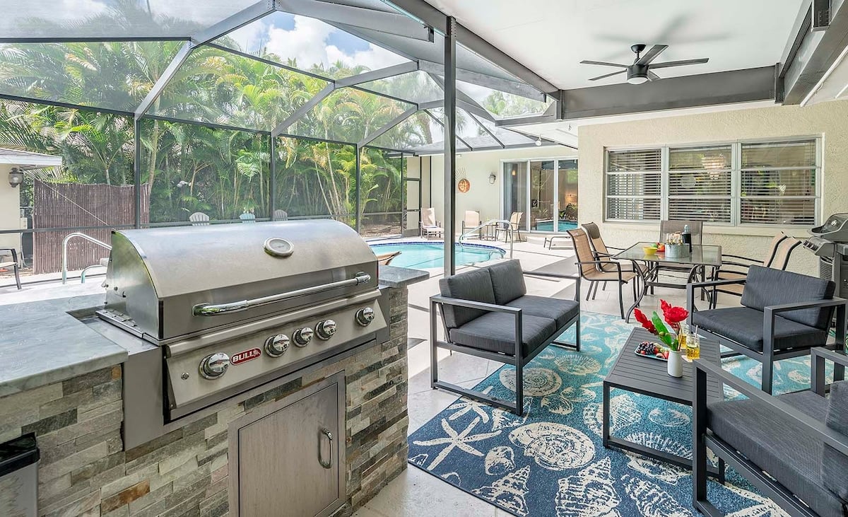 Beheizter Pool mit Sonnenliegen und TV im Poolbereich.