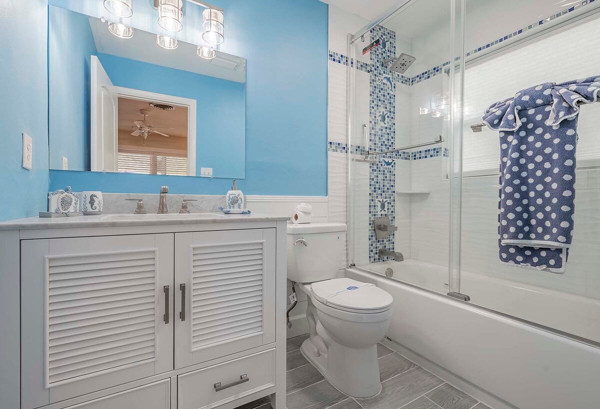 Beheizter Pool mit Sonnenliegen und TV im Poolbereich.