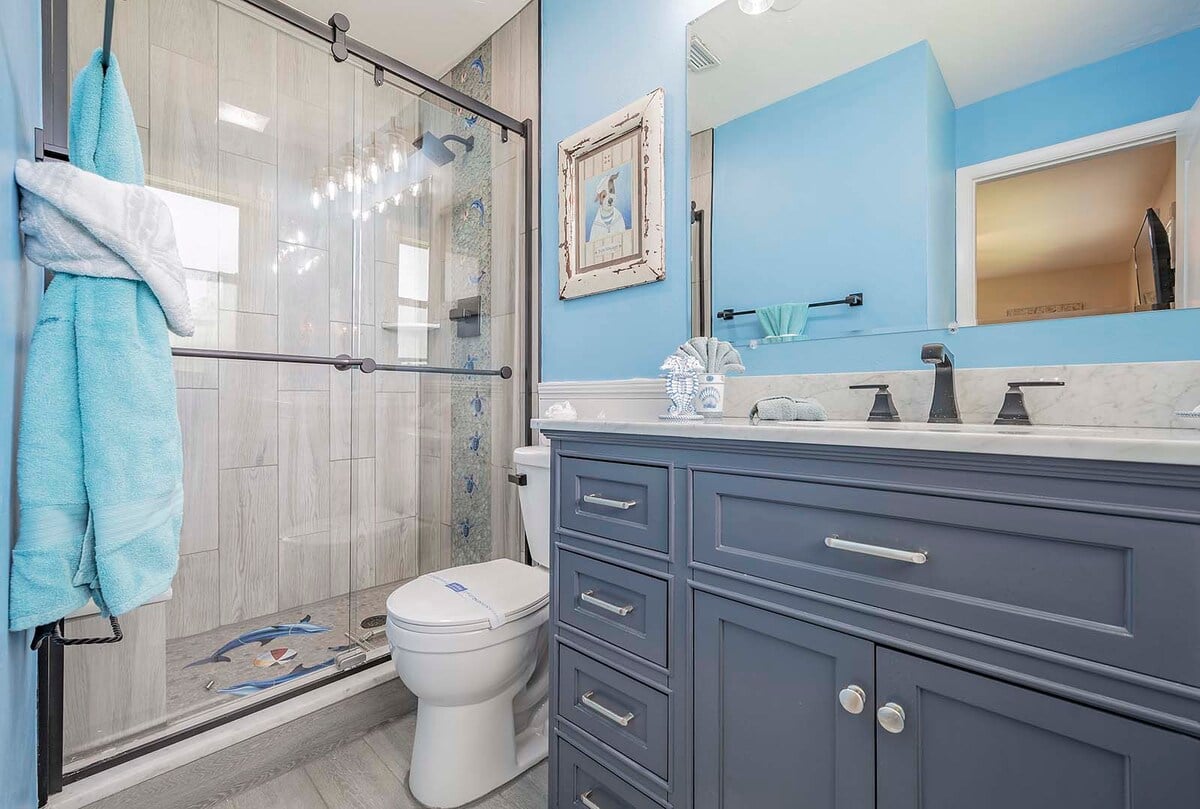 Beheizter Pool mit Sonnenliegen und TV im Poolbereich.