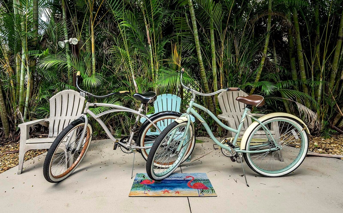 Beheizter Pool mit Sonnenliegen und TV im Poolbereich.