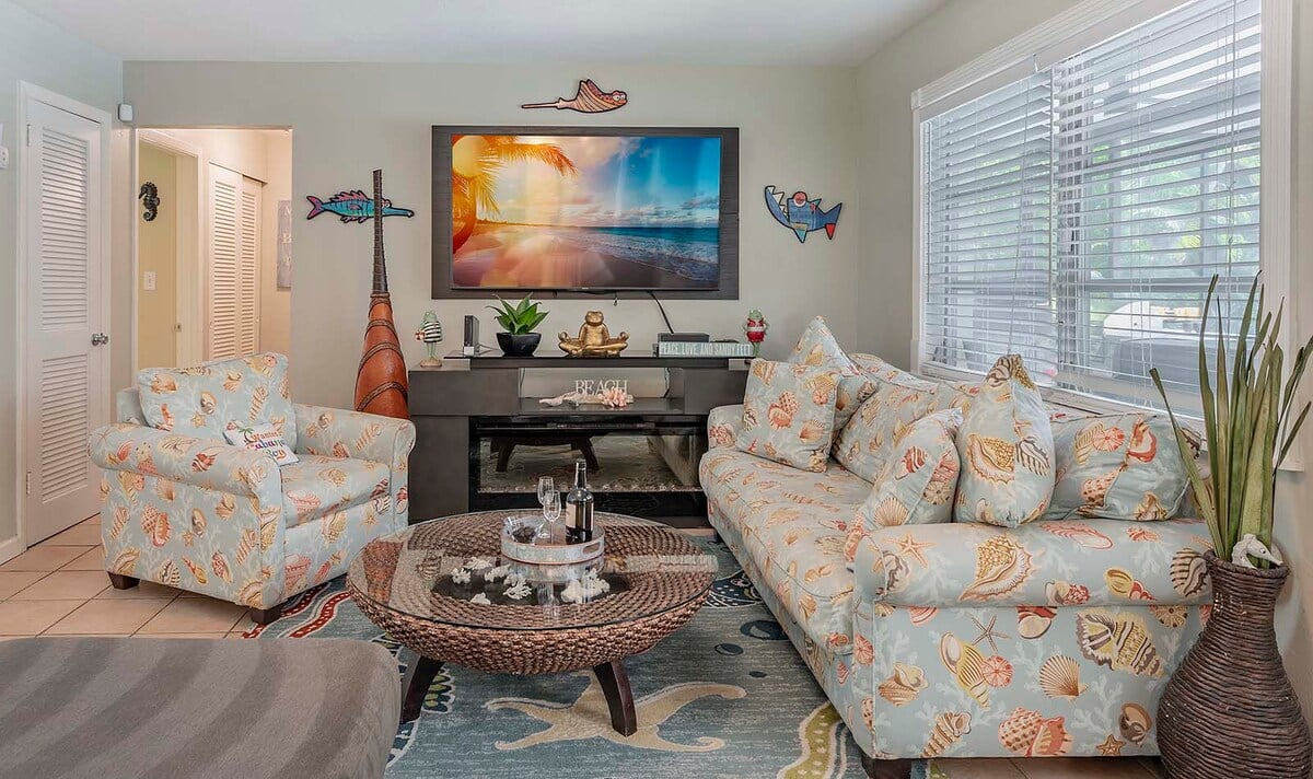 Beheizter Pool mit Sonnenliegen und TV im Poolbereich.