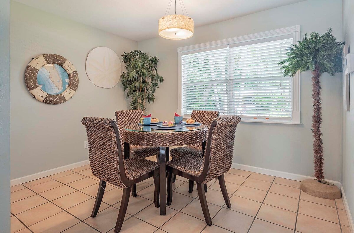 Beheizter Pool mit Sonnenliegen und TV im Außenbereich.