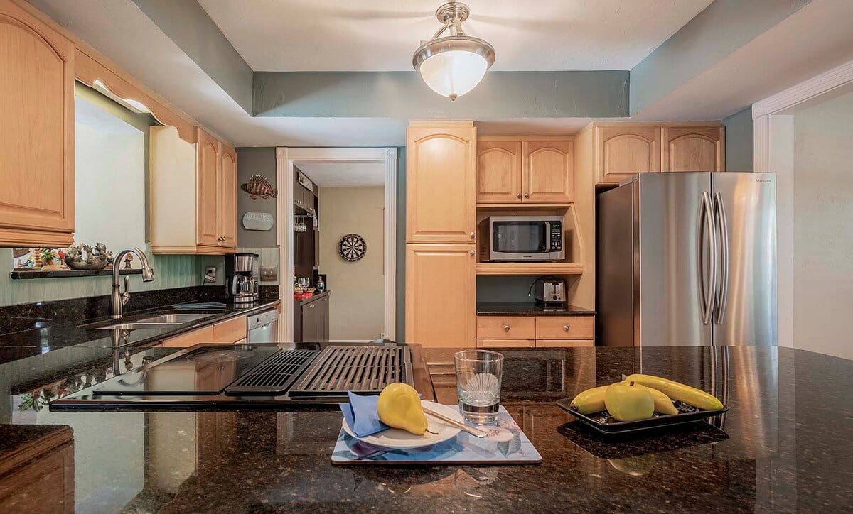 Beheizter Pool mit Sonnenliegen und TV im Außenbereich.