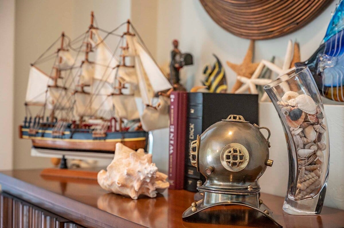 Beheizter Pool mit Sonnenliegen und TV im Außenbereich.