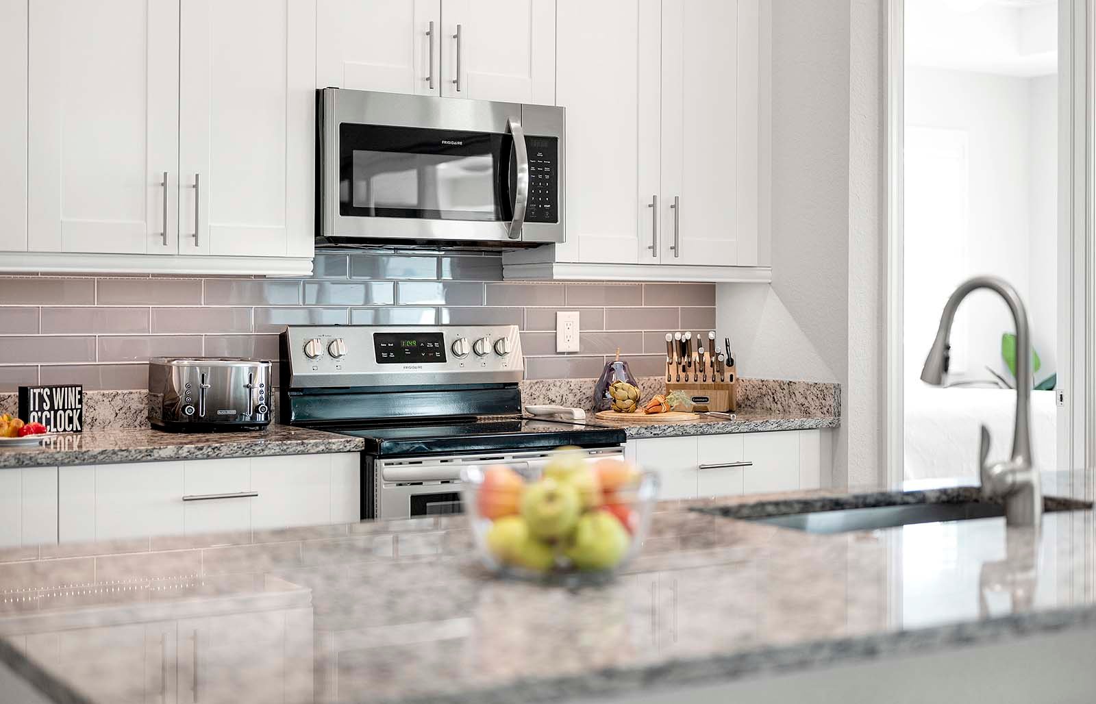 Terrasse am Süßwasserkanal mit Südausrichtung.