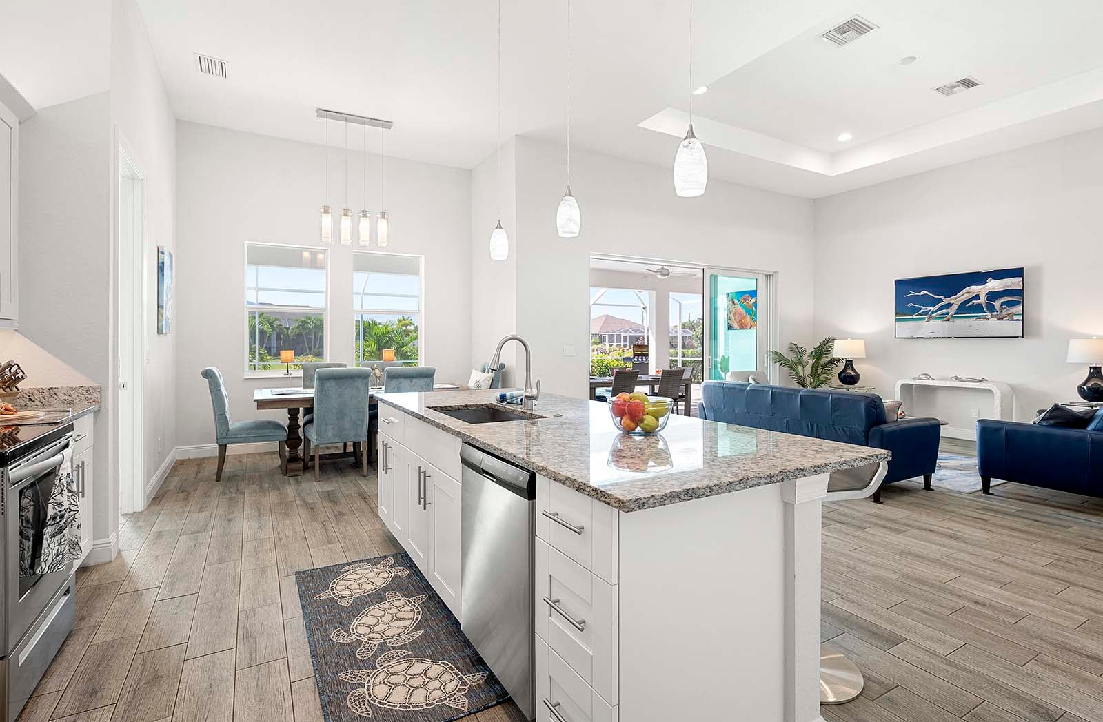 Terrasse am Süßwasserkanal mit Sitzbereich und Blick aufs Wasser.