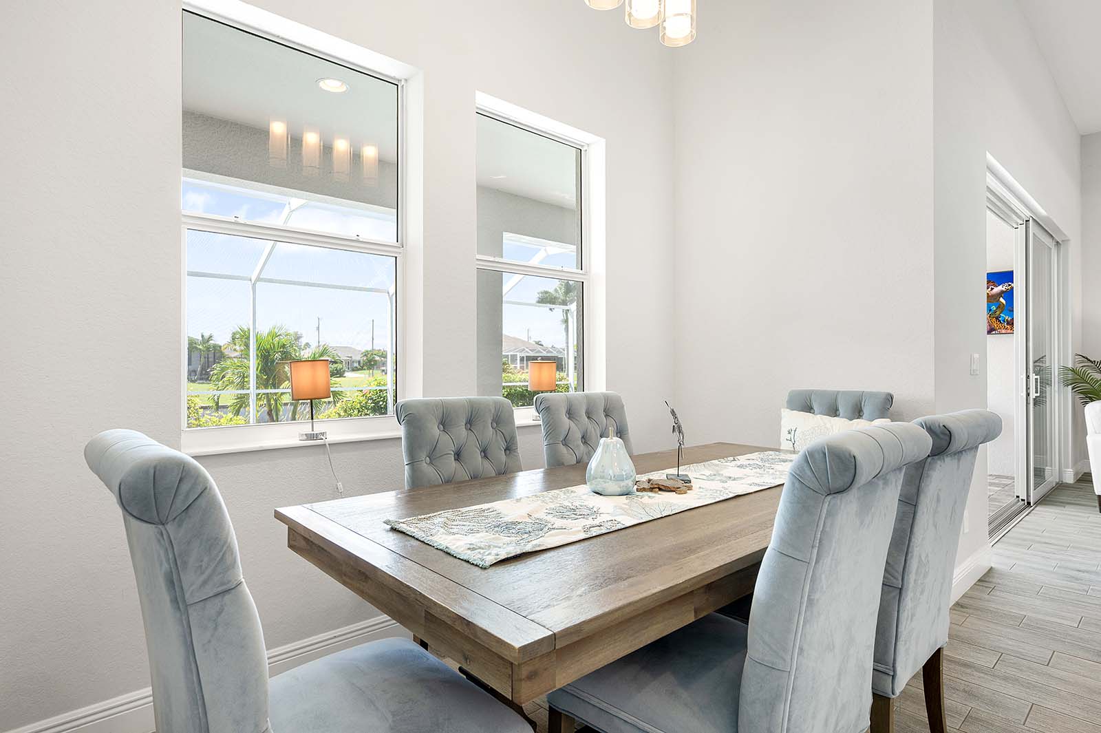 Terrasse am Süßwasserkanal mit Blick aufs Wasser.